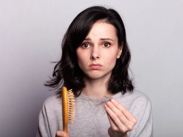 تفسير حلم تساقط الشعر عند لمسه بغزارة والبكاء عليه