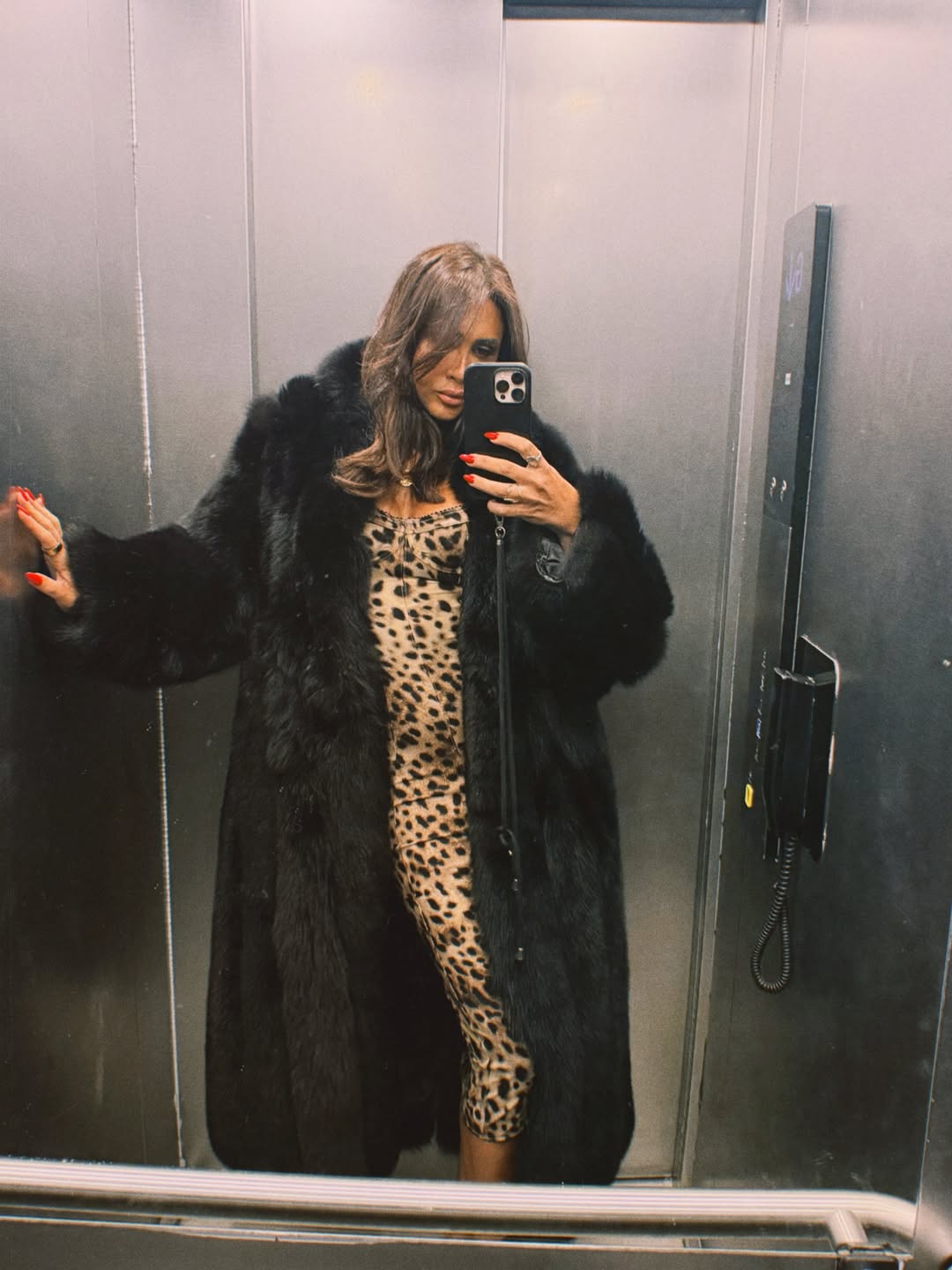 انجي كيوان بنقشة الفهد الأنيقة