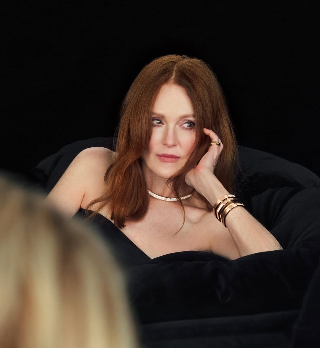 جوليان مور تتألق في حملة موديرنيست 2026