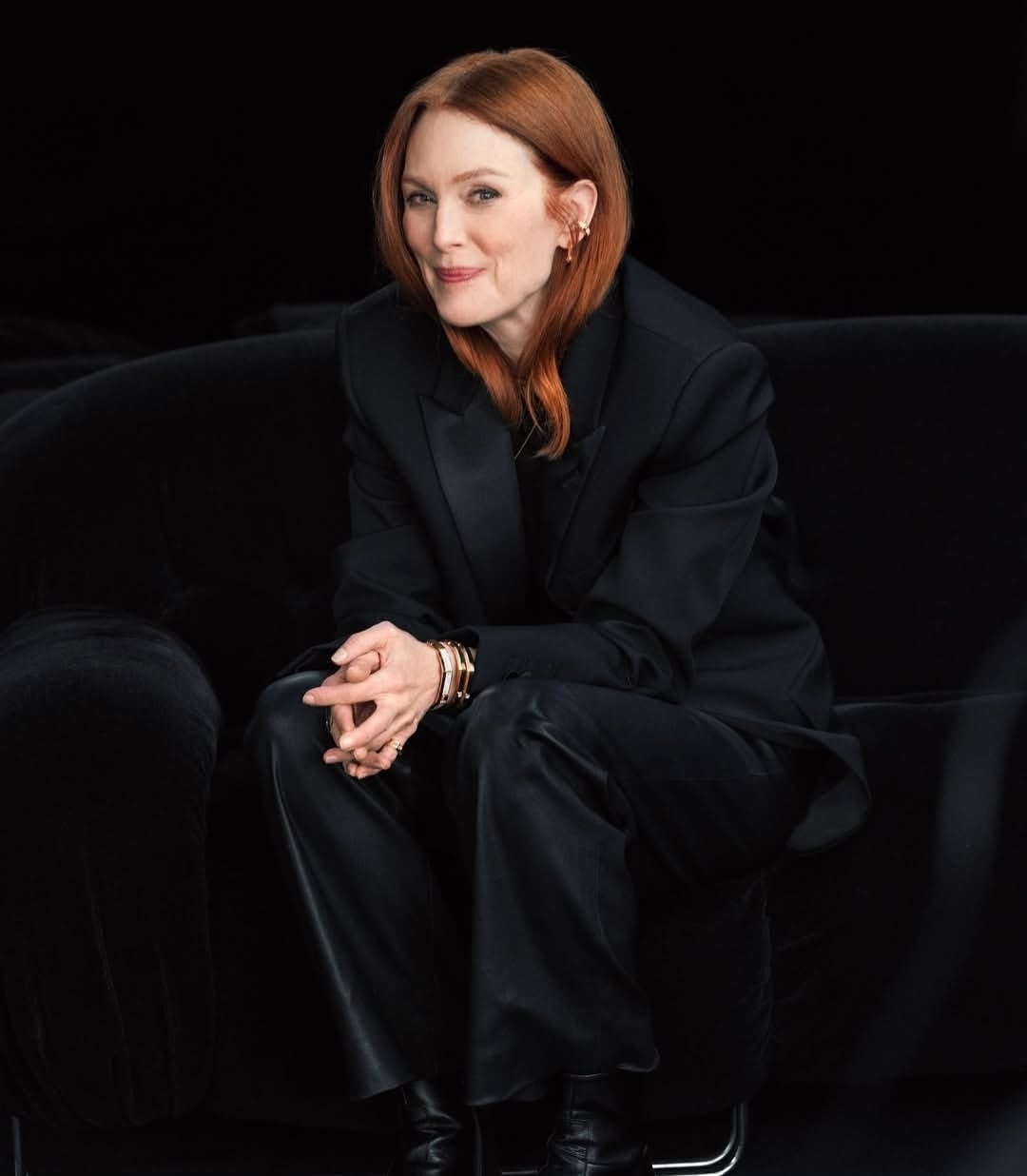 جوليان مور تتألق في حملة موديرنيست 2026