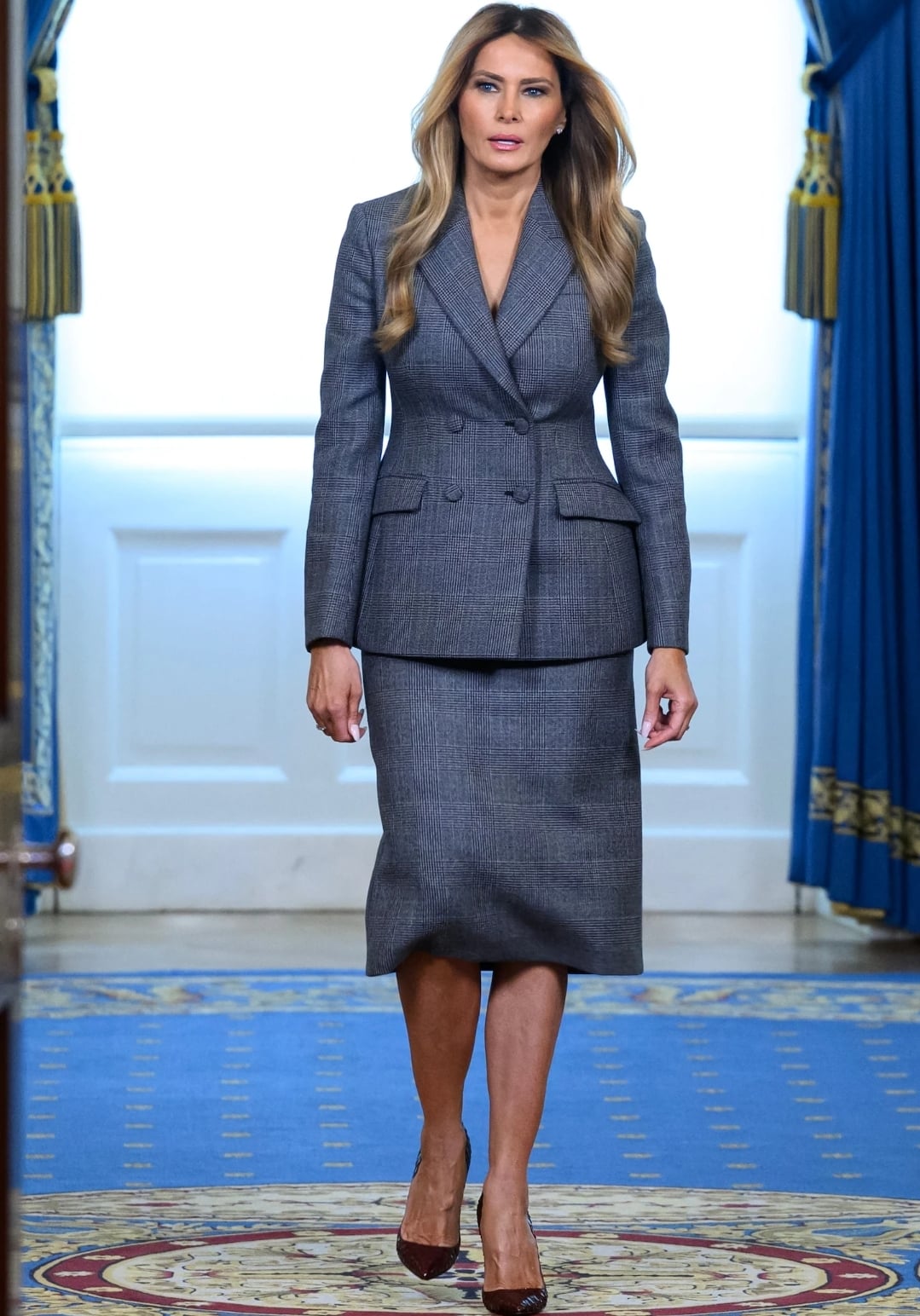 التنانير الميدي ركيزة في أناقة ميلانيا