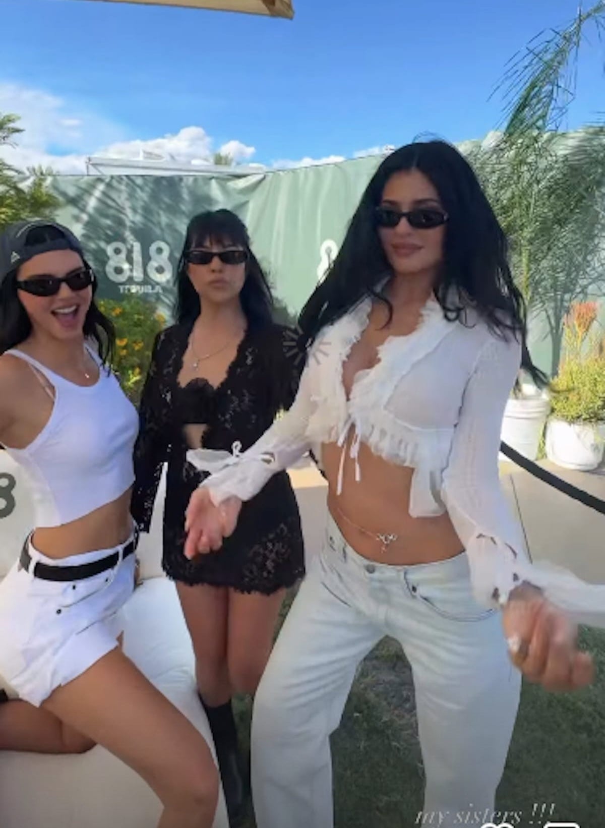 تنسيق الجينز مع قميص قصير تنسيق الجينز مع قميص قصير