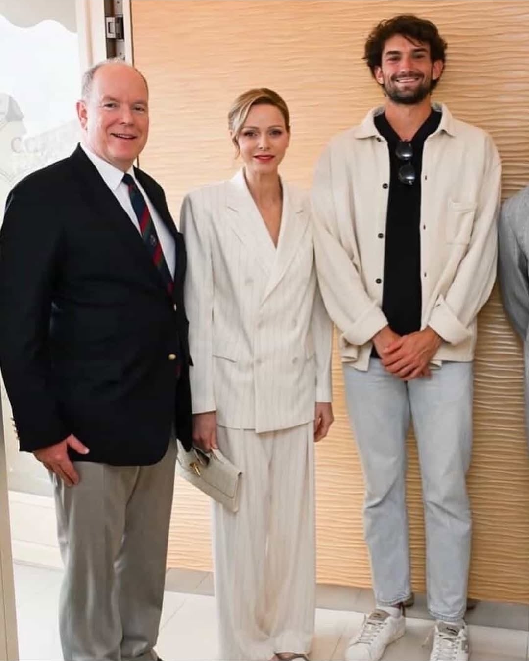 الأميرة شارلين بإطلالة مونوكرومية 