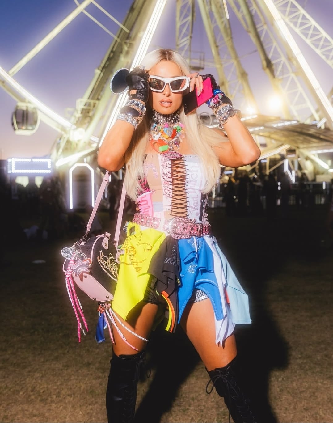 باريس هيلتون بإطلالة مصنوعة من بقايا الأقمشة