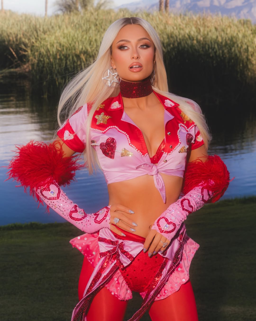 باريس بإطلالة جريئة باللون الأحمر