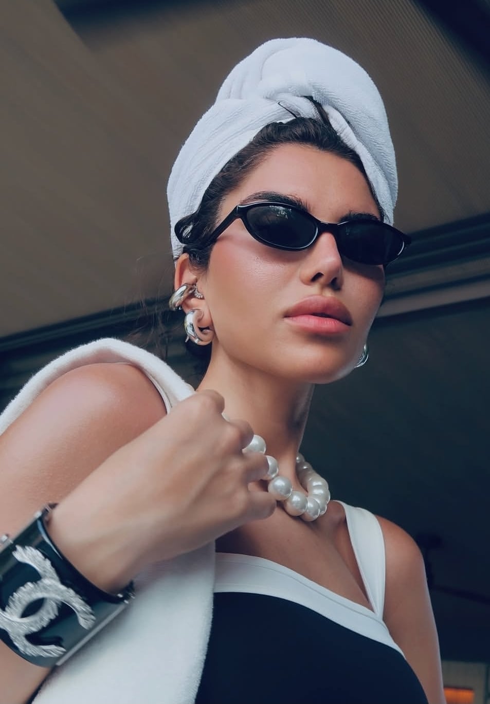 اكسسوارات مميزة تكمل طلة نجود الرميحي 