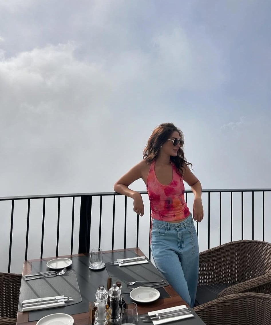 الجينز خيار بسنت المفضل في اطلالاتها اليومية الجينز خيار بسنت المفضل في اطلالاتها اليومية