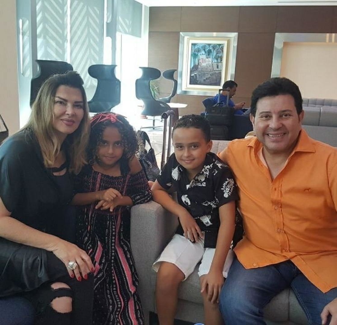 هاني شاكر مع زوجته نهلة وحفيديهما نجلي ابنتهما الراحلة