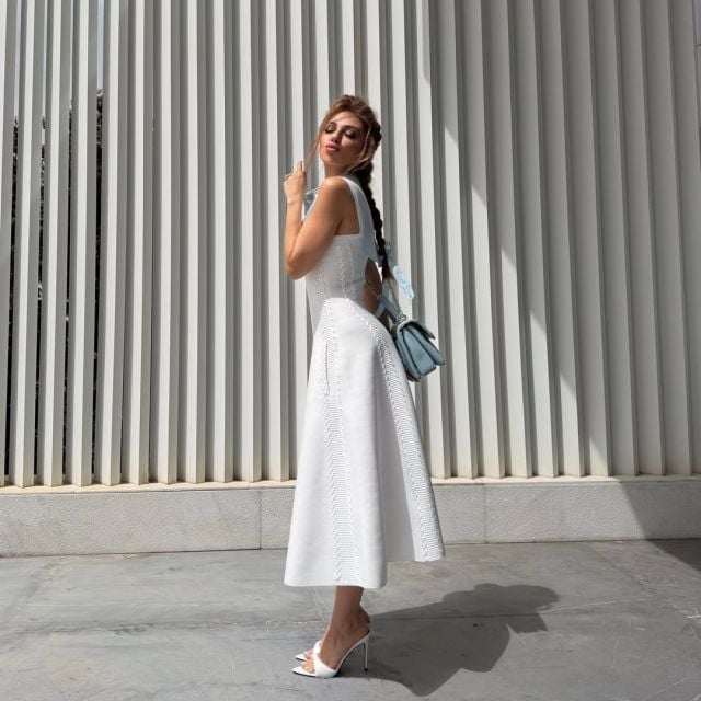 ميريام فارس تختار فستاناً أنيقاً وأكسسوارات بسيطة