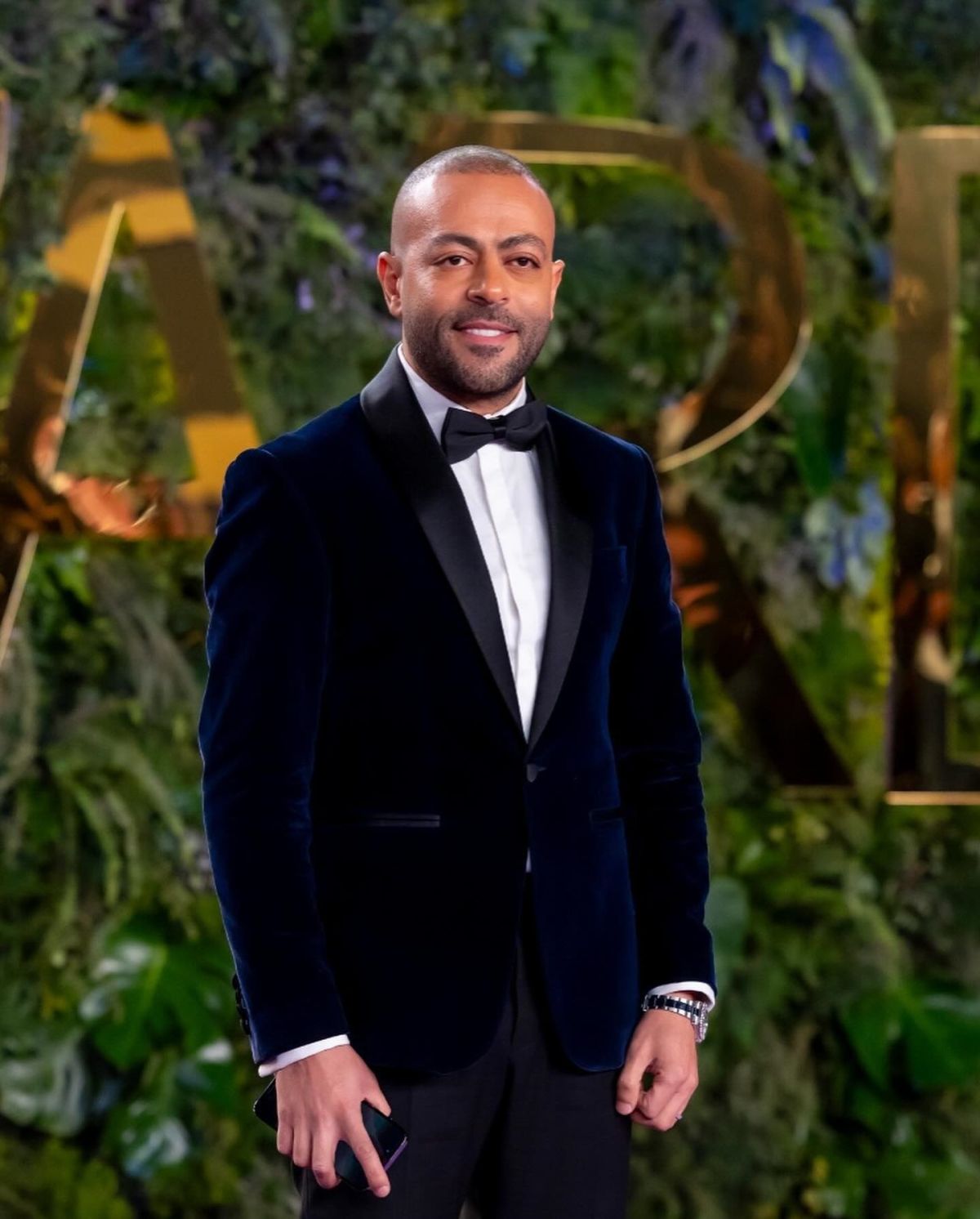 تامر عاشور وأحمد سعد يتبادلان التعليقات الطريفة على 