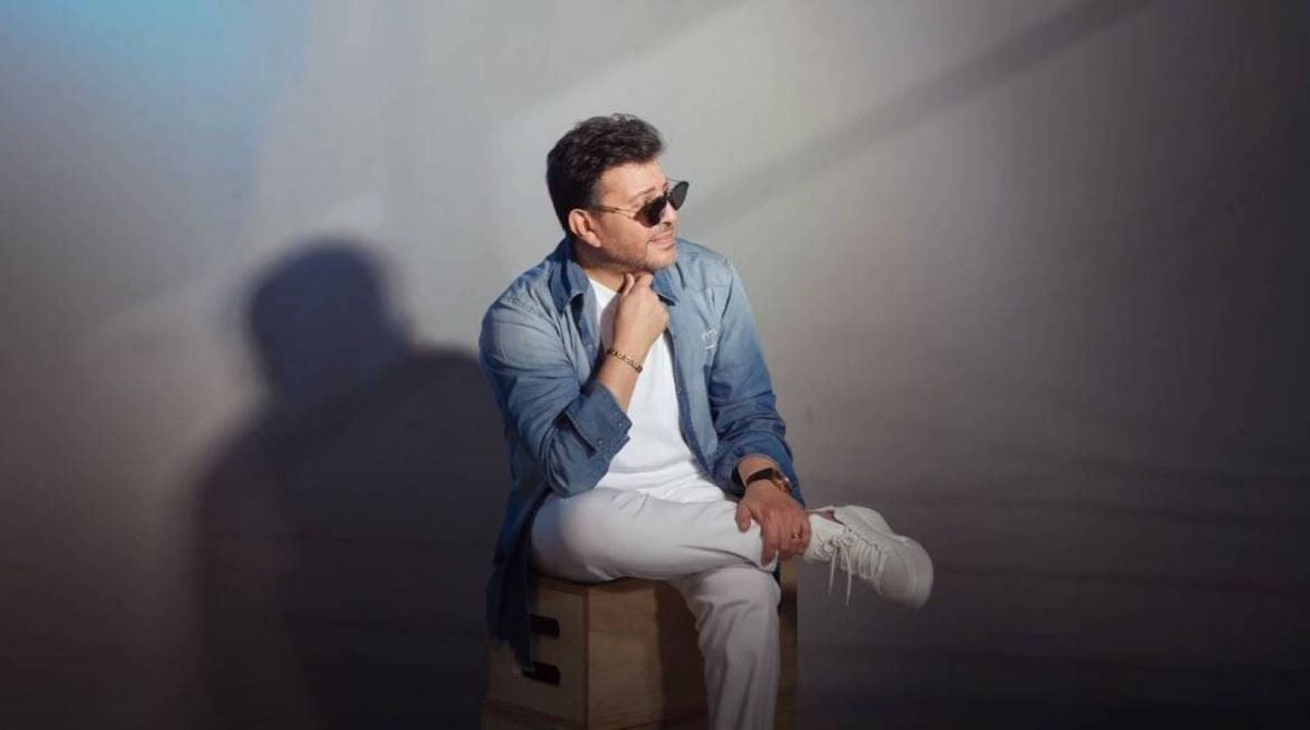 من باريس... زوجة هاني شاكر تكذّب صورة المستشفى المفبركة... وحالته تتجه للاستقرار