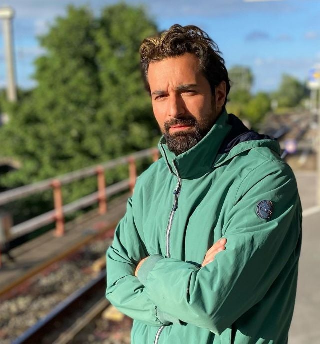  أحمد حاتم يكشف سبب ظهوره ببدلة زفاف (فيديو)