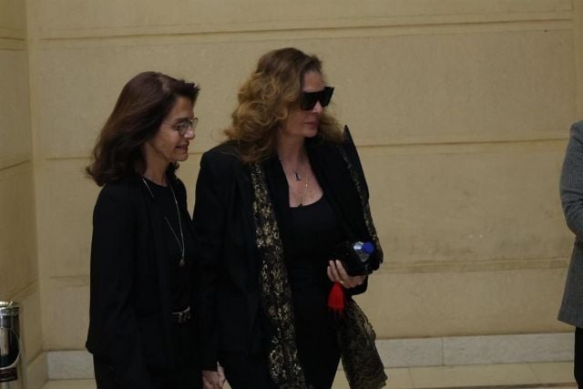 يسرا في طريقها لتقديم واجب العزاء