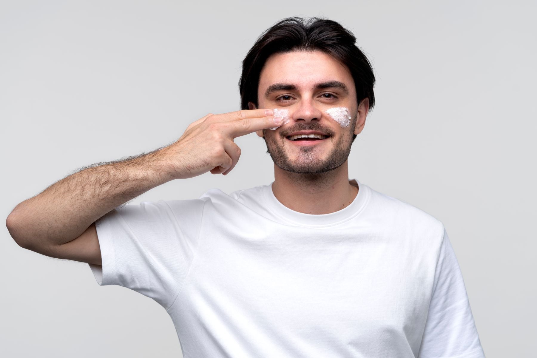 خطوات تنظيف الوجه للرجال في المساء