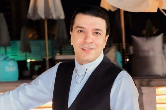 مصطفى كامل ينهار باكياً خلال الحديث عن حالة هاني شاكر (فيديو)