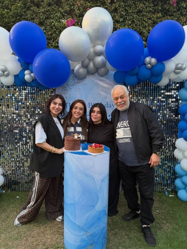 أشرف زكي وروجينا وابنتاهما