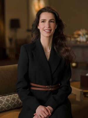 الأميرة رجوة الحسين تحتفل بعيد ميلادها الثاني والثلاثين بصورة أنيقة