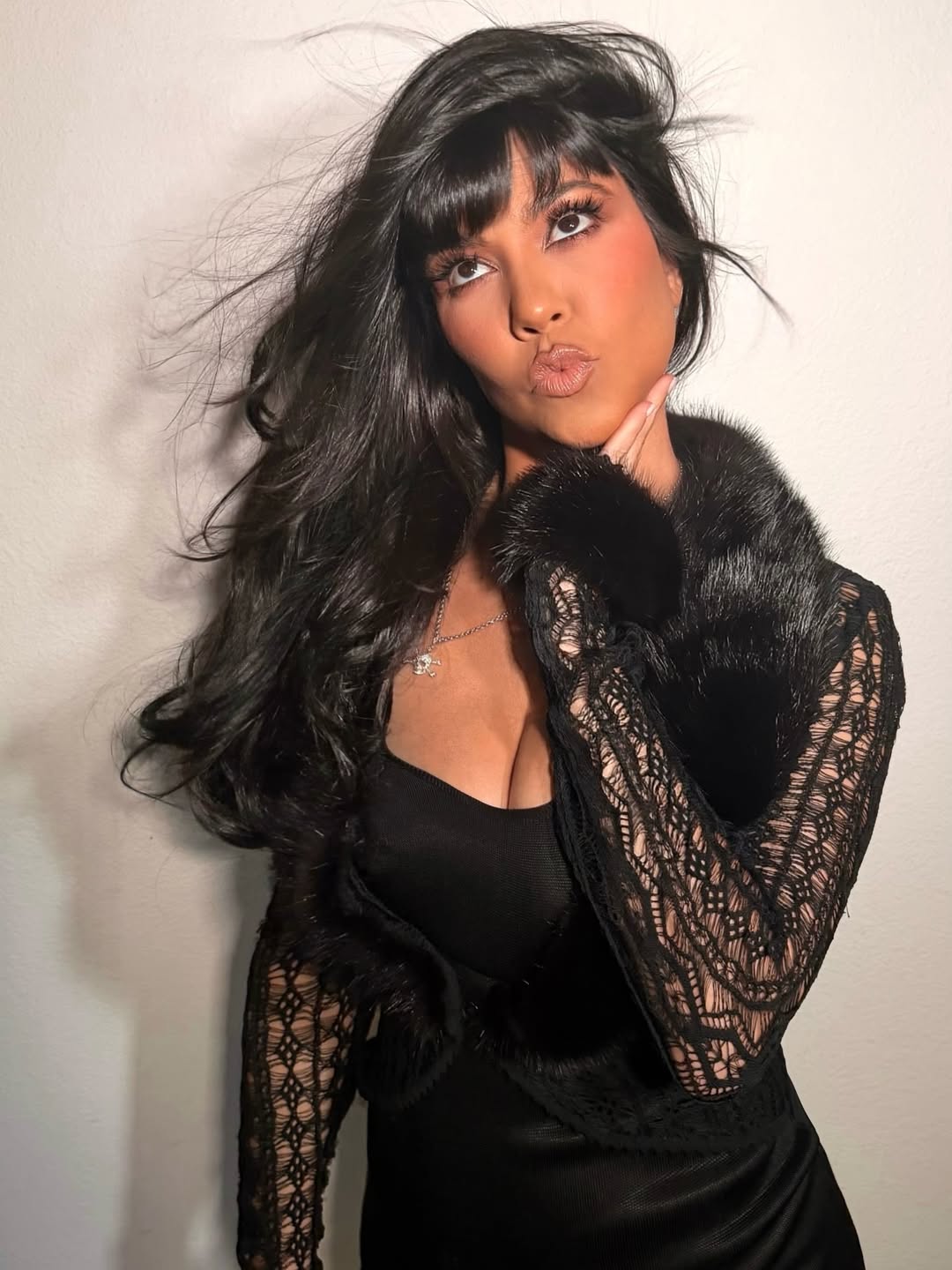 كورتني كارداشيان تحتفل بعيد ميلادها: إطلالة أنيقة تجمع بين الأنوثة والجرأة