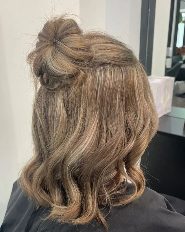 تسريحة الكعكة العلوية نصف المرفوعة