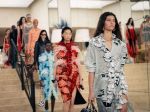 عرض Chanel Cruise 2026/2027 يحاكي الفخامة الكلاسيكية برؤية متجدّدة 