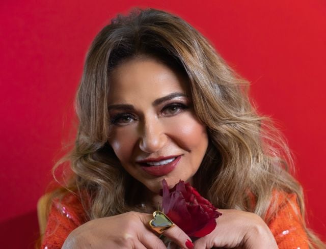  ليلى علوي تهدي تكريمها بمهرجان أسوان لأفلام المرأة لوالدتها