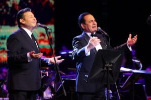 محمد ثروت يطلب الدعاء لصديقه هاني شاكر