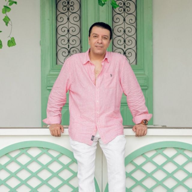 مصطفى كامل ينهار باكياً خلال الحديث عن حالة هاني شاكر (فيديو)