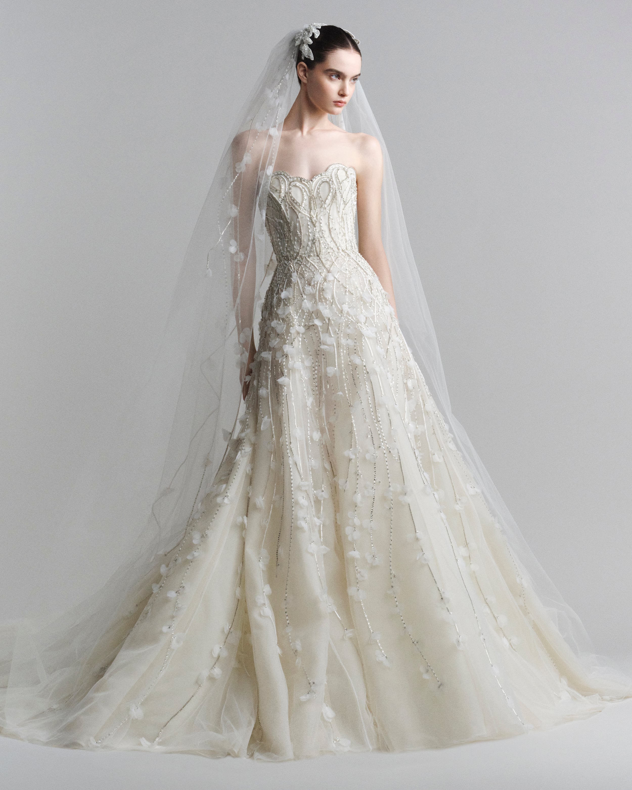 من مجموعة ELIE SAAB BRIDAL ربيع وصيف 2027 من مجموعة ELIE SAAB BRIDAL ربيع وصيف 2027