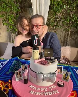 شريف منير يوجّه رسالة حانية لحفيدته في يوم ميلادها