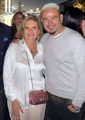 عمرو دياب يحرج يسرا في حفل زفاف ابنة محمد السعدي (فيديو)