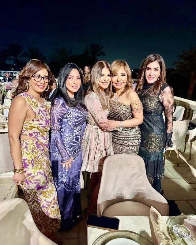 لميس الحديدي تتلقى تهاني زميلاتها بخطوبة نجلها