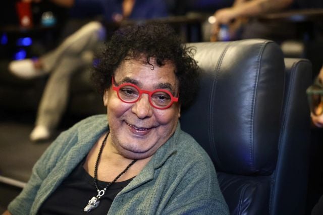 محمد منير يتخطى وعكته الصحية ويطرح آخر أغنيات ألبومه