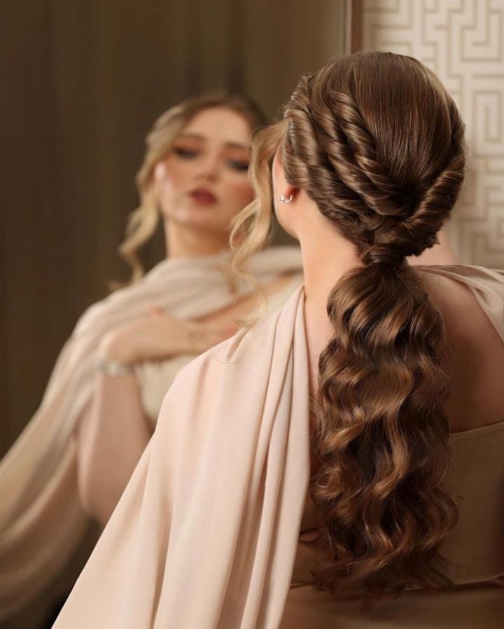 تسريحة ذيل حصان ويفي مع غرة بف- تسريحات للشعر  الطويل