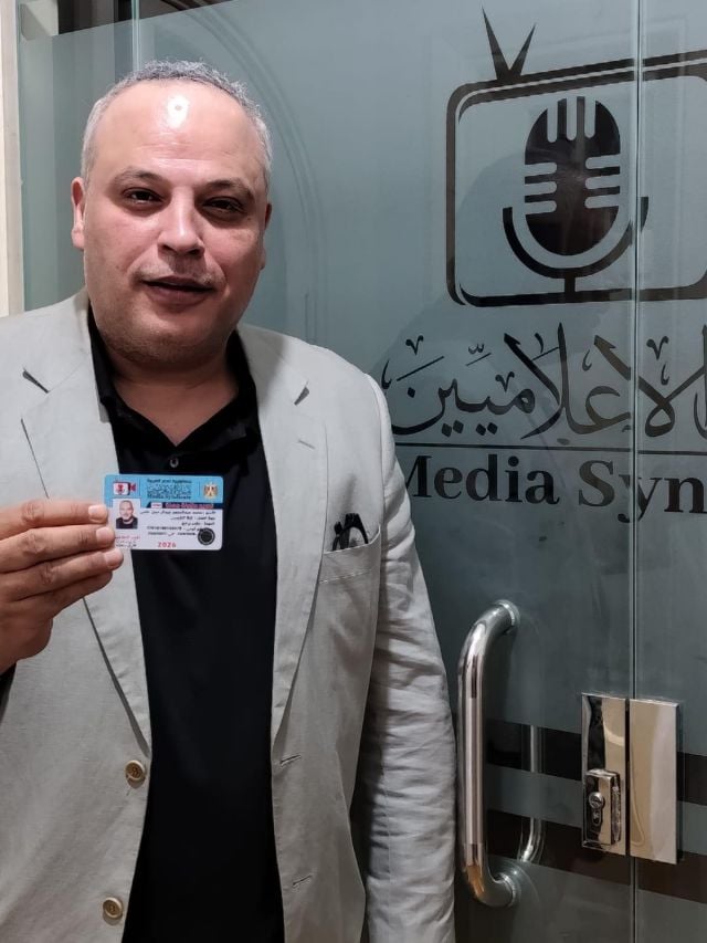 تامر عبد المنعم يمسك كارنيه نقابة الإعلاميين