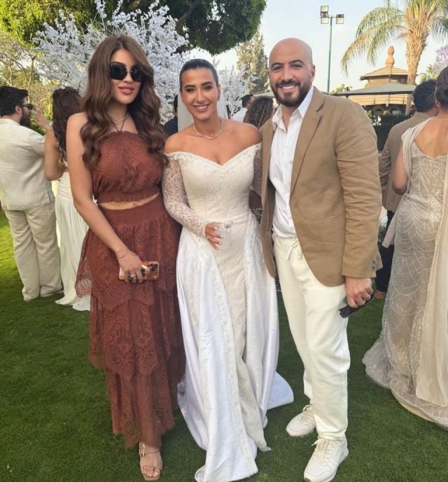 مجدي الهواري وزوجته مع العروس