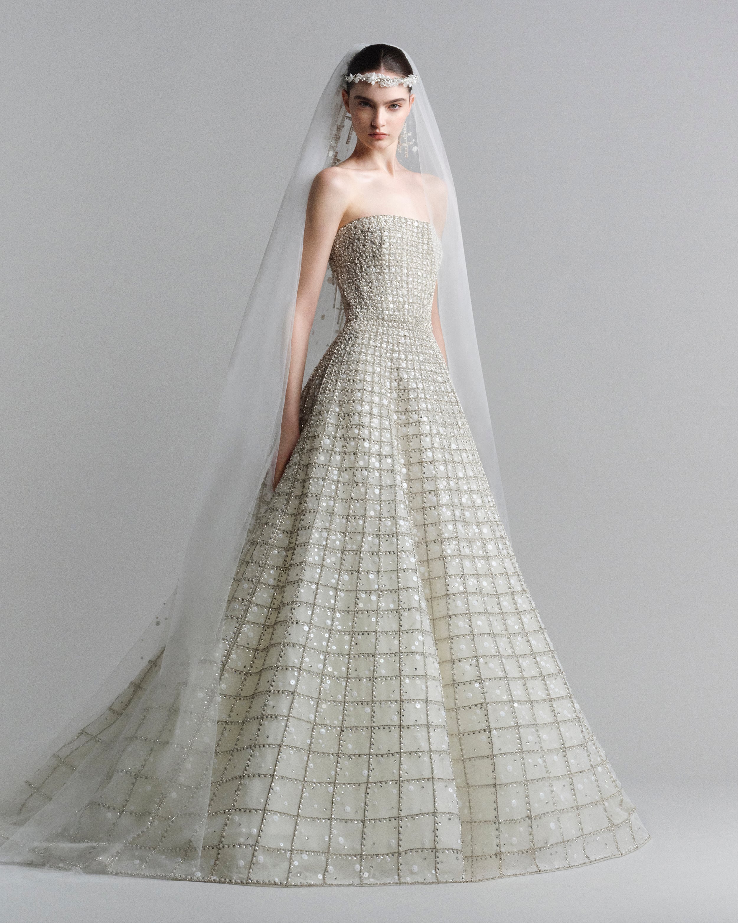 من مجموعة ELIE SAAB BRIDAL ربيع وصيف 2027 من مجموعة ELIE SAAB BRIDAL ربيع وصيف 2027