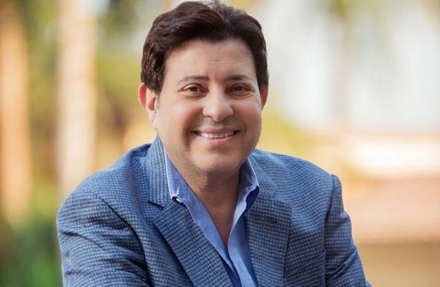 عمرو أديب يكشف حقيقة وفاة هاني شاكر (فيديو)