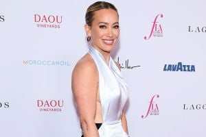 إطلالة هيلاري داف بفستانها ذي الكشكشة والياقة المفتوحة تبدو مختلفة تماماً من الخلف