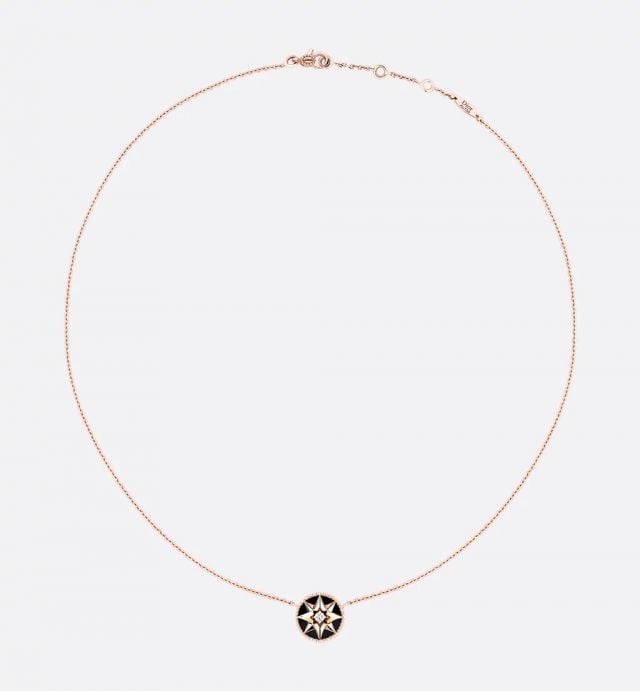 أعادت فيكتوار دي كاستيلان تفسير نجمة الحظ الخاصة بالسيد ديور على شكل وردة الرياح، وهي تصميم نجمة ثمانية الرؤوس. يحيط بالزخرفة حلقة من الخرز، والتي تدور للتبديل بين جانب الأحجار الكريمة وجانب وردة الرياح.