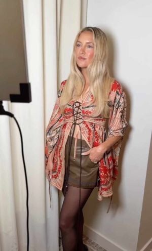 إطلالة كيت هدسون ببنطال جلدي قصير وبلوزة كورسيه فضفاضة: زيّ الربيع المثالي