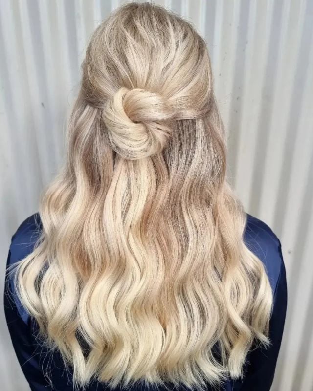 تسريحة كعكة  ملتوية نصف مرفوعة نصف منخفضة