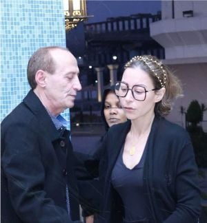  زوج منة شلبي يساندها في عزاء والدها بحضور الفنانين (صور)