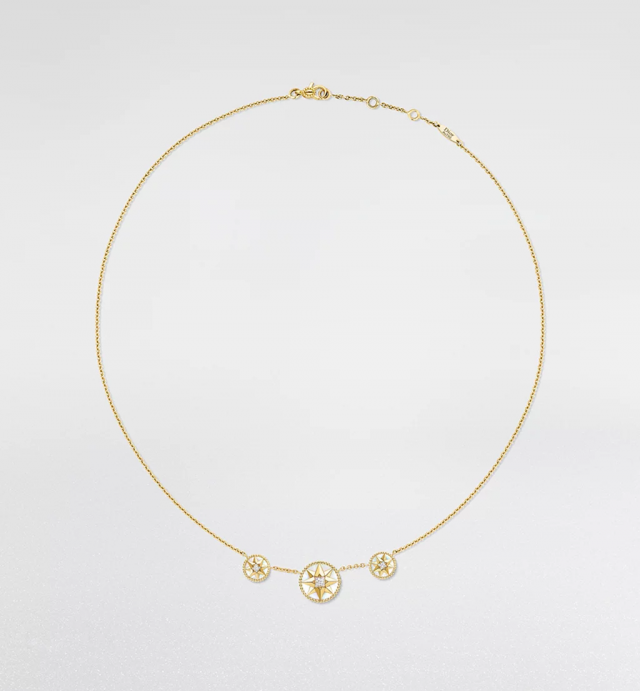 أعادت فيكتوار دي كاستيلان تفسير نجمة الحظ الخاصة بالسيد ديور على شكل وردة الرياح، وهي تصميم نجمة ثمانية الرؤوس. يحيط بالزخارف حلقة من الخرز، والتي تدور للتبديل بين جانب الأحجار الكريمة وجانب وردة الرياح.