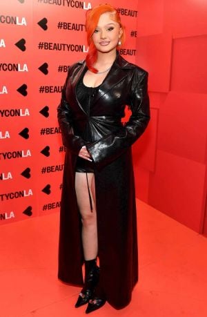 ألاباما باركر... أسلوب موضة الشارع وورطة السوشيال ميديا