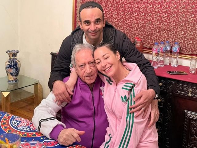 منة شلبي وزوجها مع والدها الراحل