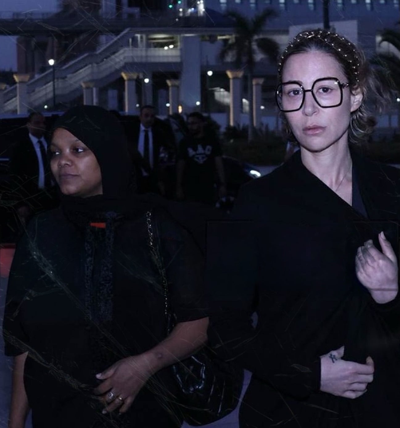 منة شلبي لدى وصولها العزاء