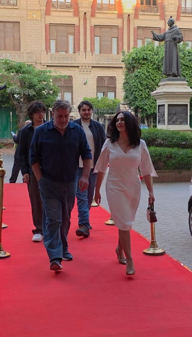 الفنانة سلاف فواخرجي مع زوجها وأولادها