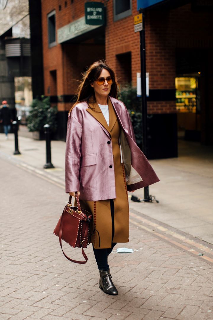 جاكيت وردي ميتاليك مع بني