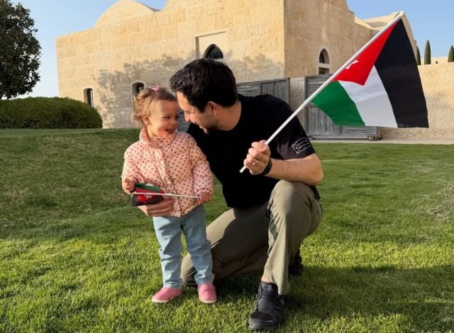 الأمير الحسين يحتفل مع ابنته الأميرة إيمان بيوم العلم الأردني