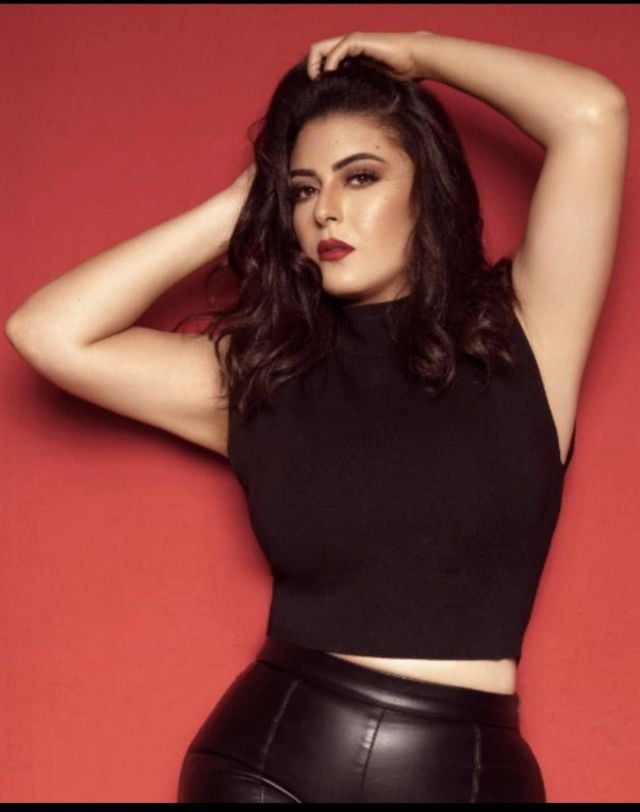 الفنانة نهى عابدين